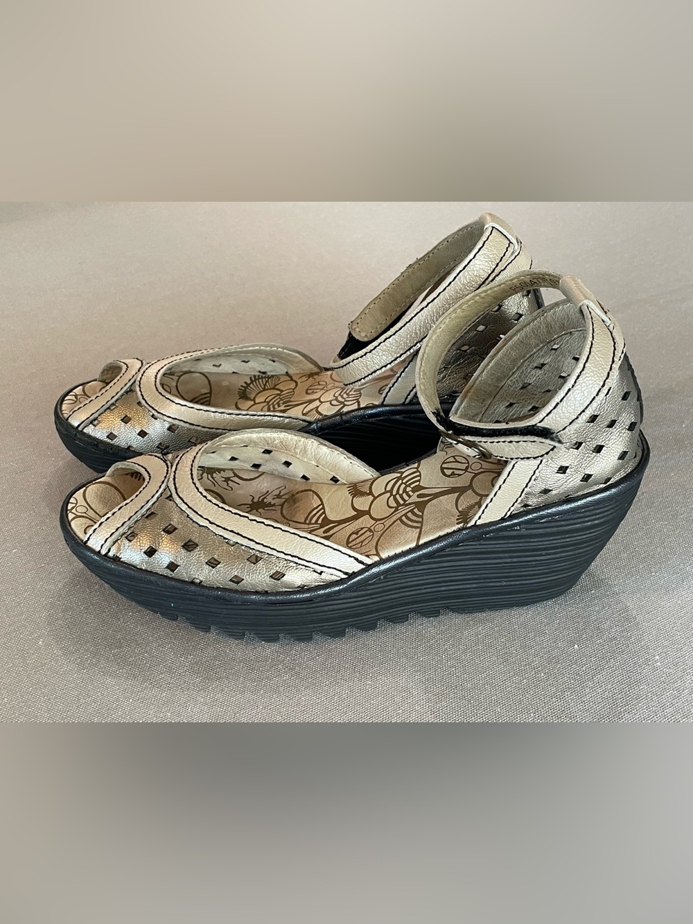 Fly London Yumo Pewter Silver Peep Toe Wedge Sandal 7.5/38